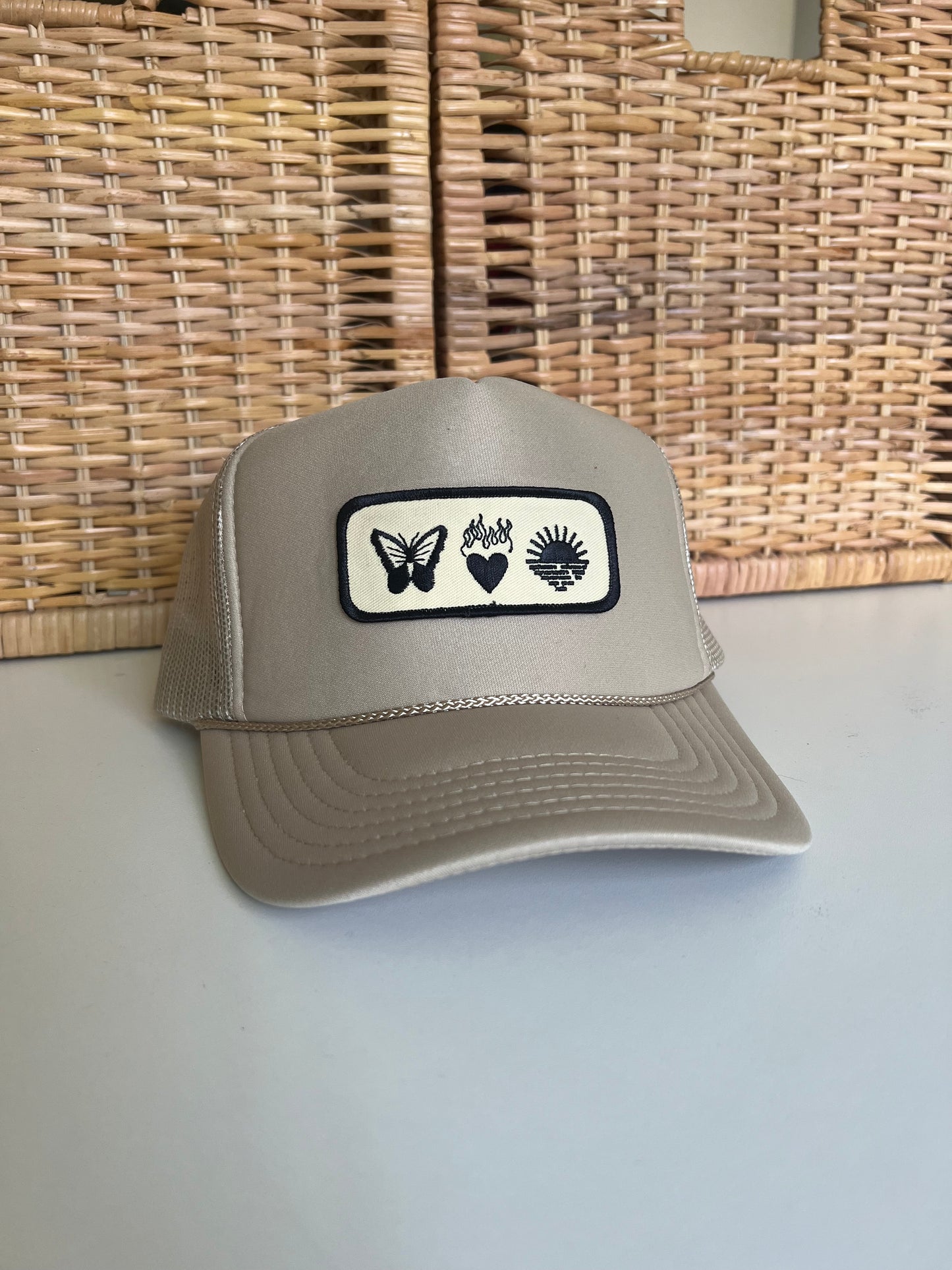 The trucker hat *beige